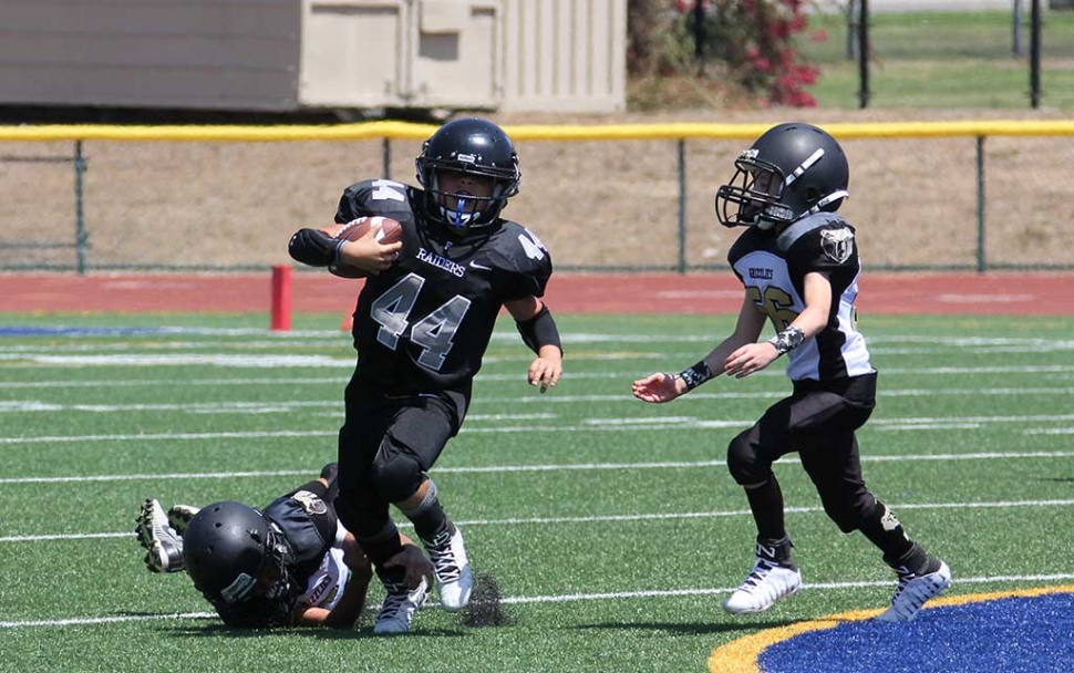 The Fillmore Raider’s Youth Football kicked of their first weekend of games this past Saturday in Fillmore. Final Scores from Saturday August 26th : Raiders Bantams vs Canyon Country Grizzlies, 30-0 Grizzlies; Raiders Mighty Mite Silver vs Ventura Buccaneers, 30-0, Venutra; Raiders Mighty mite Black vs Saugus Spartans, 14–0, Sagus; Raiders Juniors vs Simi Valley, 16-6 Simi Valley; Raiders Seniors vs Newbury Park, 20-14, New bury Park. All Youth Raiders Football & Cheer photos courtesy of Crystal Gurrola.