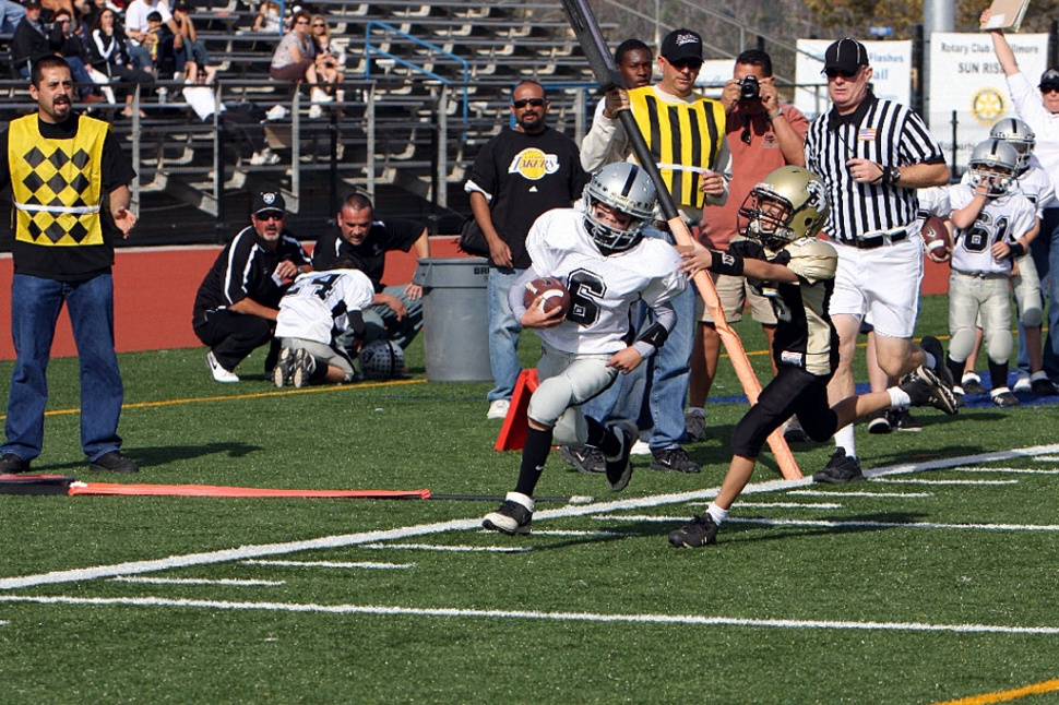 #6 Jhonny Grove on his way for one of his two TD runs.