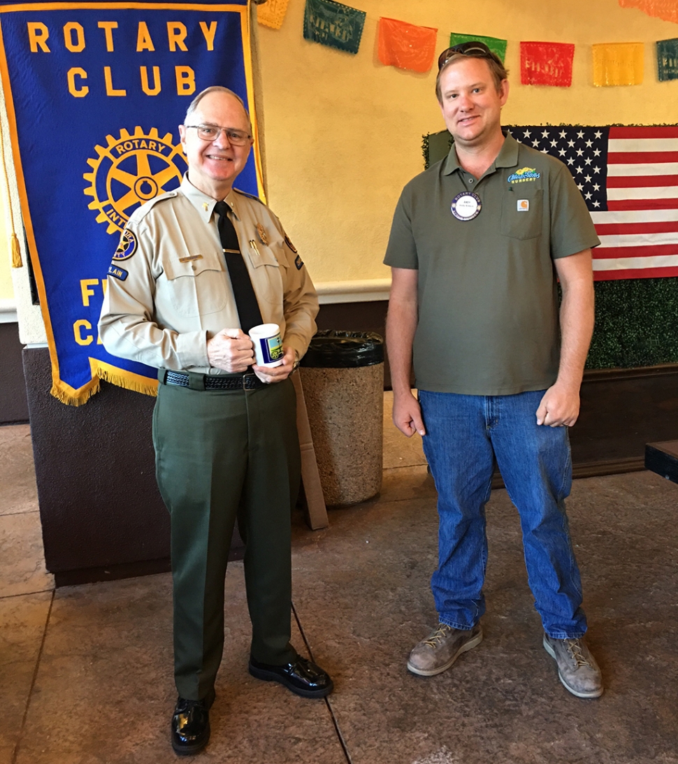 (l-r) Ventura County Sheriff’s Chaplain Randy Tucker and Rotary Club President Andy Klittich. Tucker was the
guest speaker at the Rotary Club meeting. Photo courtesy Rotarian Martha Richardson.