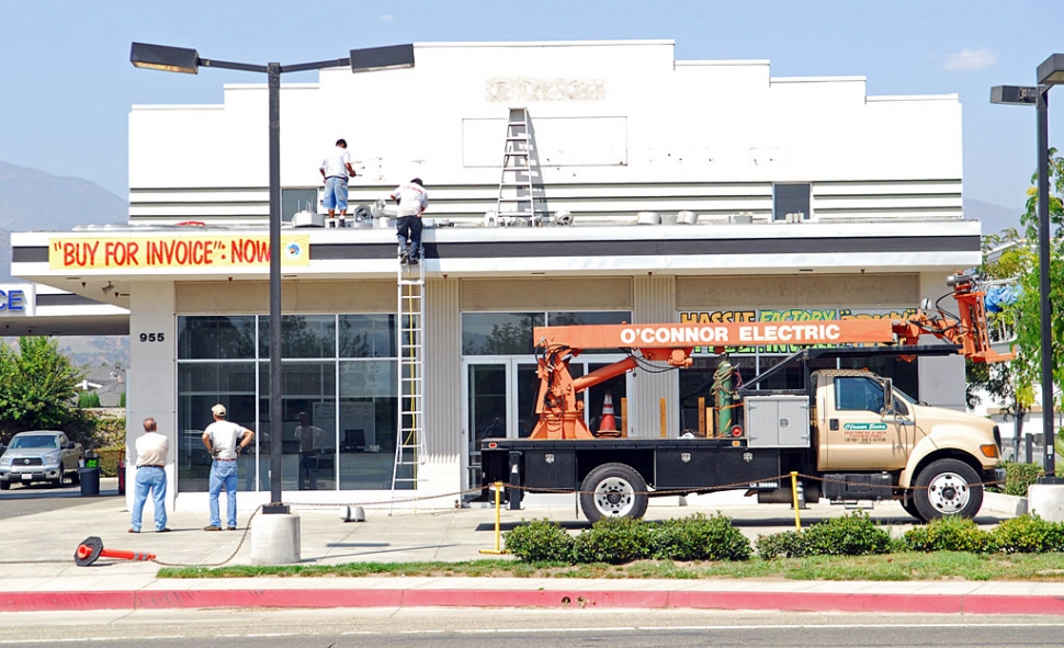 Fillmore has lost its Dodge-Jeep dealership. Last week Schaiers Dodge shipped out its stock of cars and
had the signage removed from its building at 955 Ventura Street (Hwy. 126). It is another sign of a flagging
American economy.