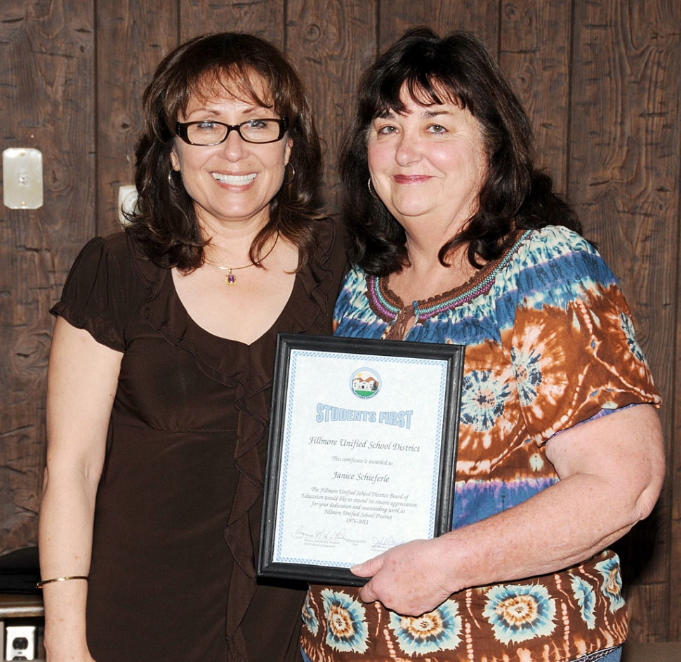 (l-r) Board Member Virginia De La Piedra and Janice Schieferle who received a “Students First” award in
recognition of her 35 years of service to the District.