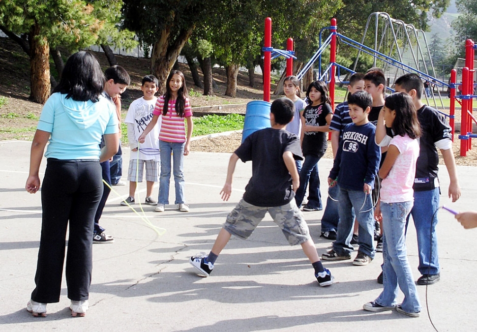 Fourth grade students take turns jumping rope.