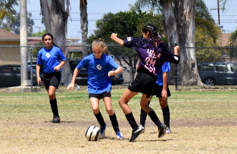 Part of that great defense that shut down the Warriors, Brooke Nunez (right) takes the ball from the forward as Isabel Hernandez (left) backs her up. Photo by Martin Hernandez.