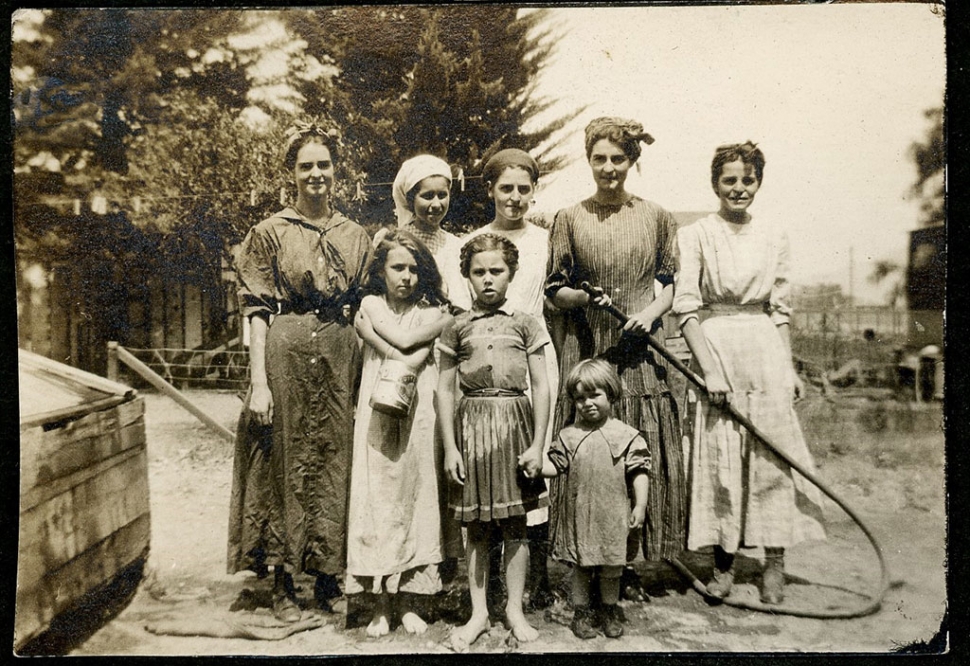 Myrtle Tallman was known for selling her book, titled “The Traveling Trio”, about her travels all the US. In 1910 she moved to Fillmore to be with her family. Pictured above are the Tallman sisters. Photos courtesy Fillmore Historical
Museum.