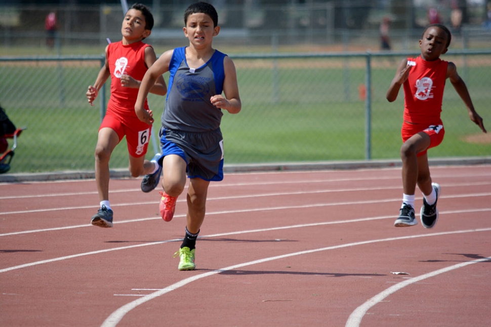 (center) Isaac Gonzales who placed 2nd in the 400m dash versus Oxnard Stars.