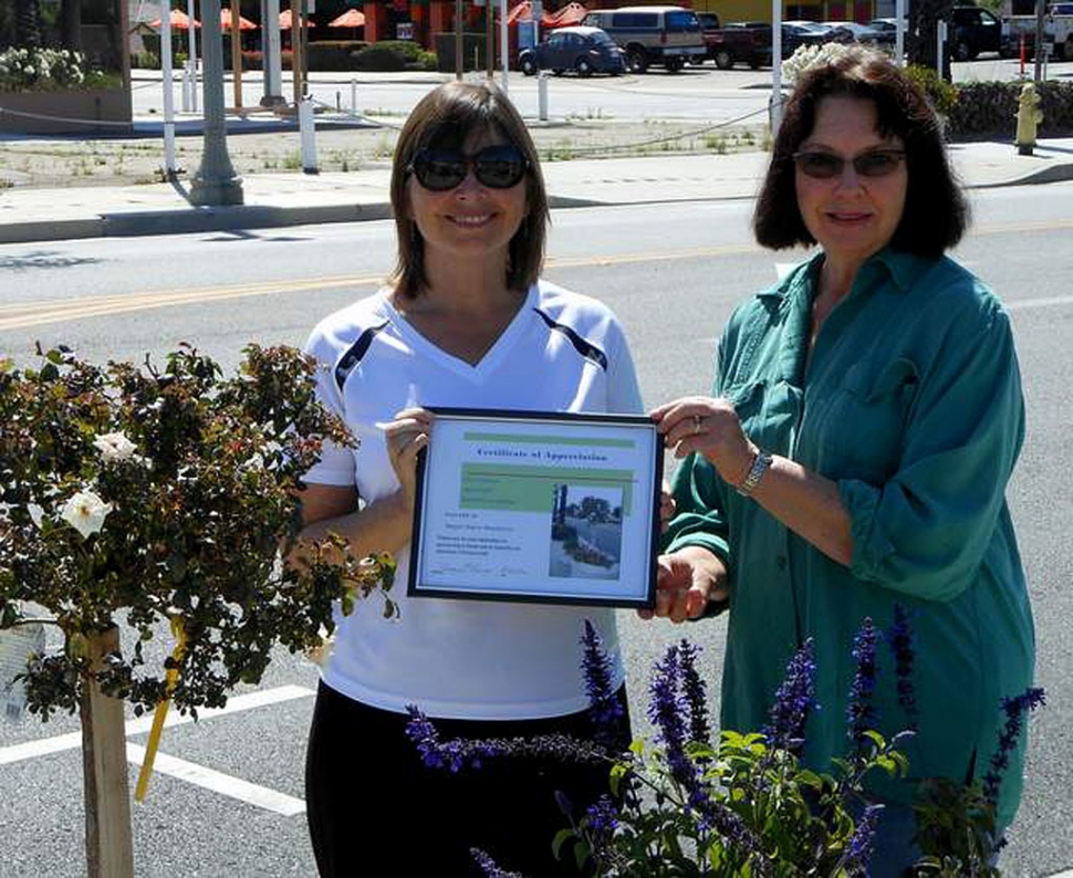 Fillmore’s Mayor Gayle Washburn receives a certificate of appreciation from Vision 2020, Civic Pride Committee member, Linda Nunes for sponsoring a large Central Avenue replanted pot. Sponsors like Gayle are helping us complete the red, white & blue flower theme in the downtown area.