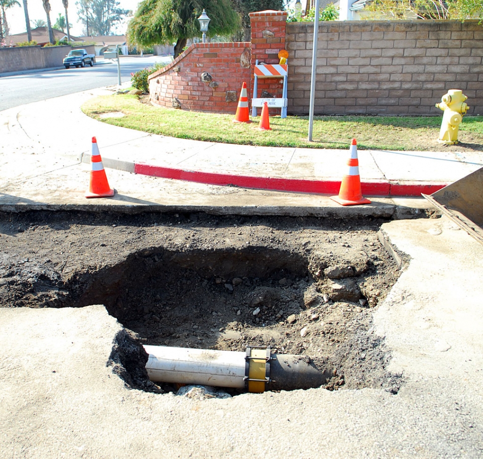 A water line broke on New Year’s Eve at the intersection of 4th Street and Central Avenue. It was repaired overnight and back on line by 8:00 a.m. New Year’s Day. The Public Works employees gave up their holiday evening and New Year’s Day was shot after working through the night, according to Bert Rapp, Director of Public Works. The water main was installed in the 1920’s and was a 10” diameter cast iron pipe. The city
is unsure as to why the line broke, said Rapp. The city had replaced a portion of the pipe from River Street to Sespe Avenue this past summer with the Central Avenue Storm Drain project. Rapp also stated that the city would like to replace the entire pipe up Morris Drive but does not have the money for the project at this time. They will be applying for an infrastructure grant to fund the replacement, if they get the opportunity.