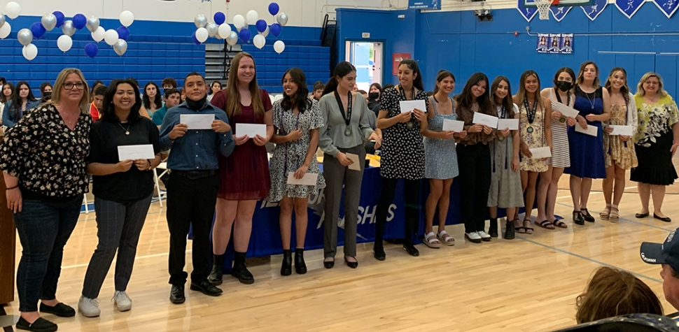 On June 1st, 13 graduating seniors were awarded scholarships from the Fillmore Women’s Service Club. Far left, FWSC Vice President Danielle Quintana, far right, FWSC member Houry Meguerditchian presented scholarship checks to the seniors. Photo by Carina Monica Montoya.