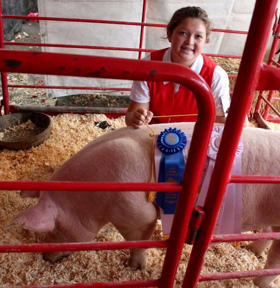 Jade Fanning pictured with her Reserve Champion Breeding Swine.