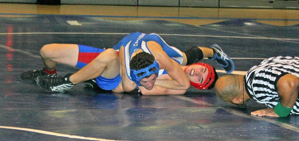 Flashes wrestler pins his opponent