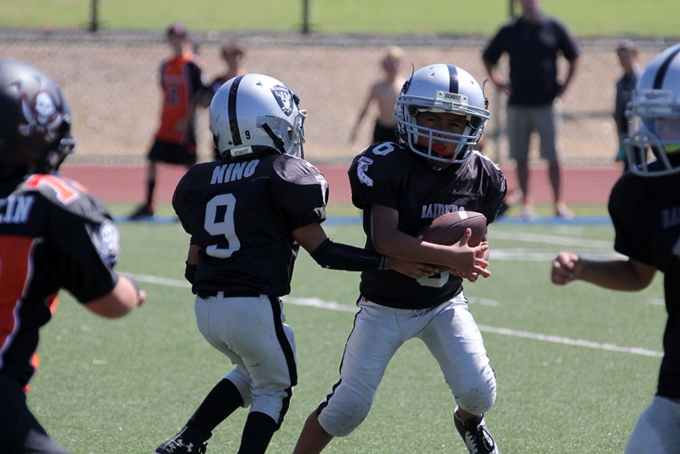 Raiders Mighty Mites Hand off.