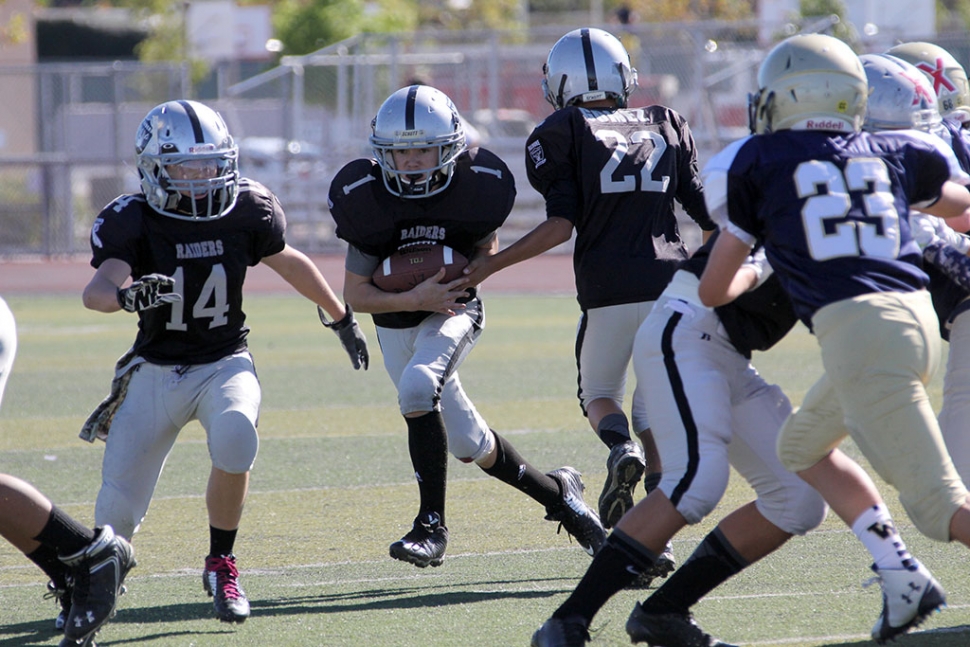 Raiders J1 #22 hands off the ball to #1 while getting a leading block from #14. Photos courtesy Crystal Gurrola.